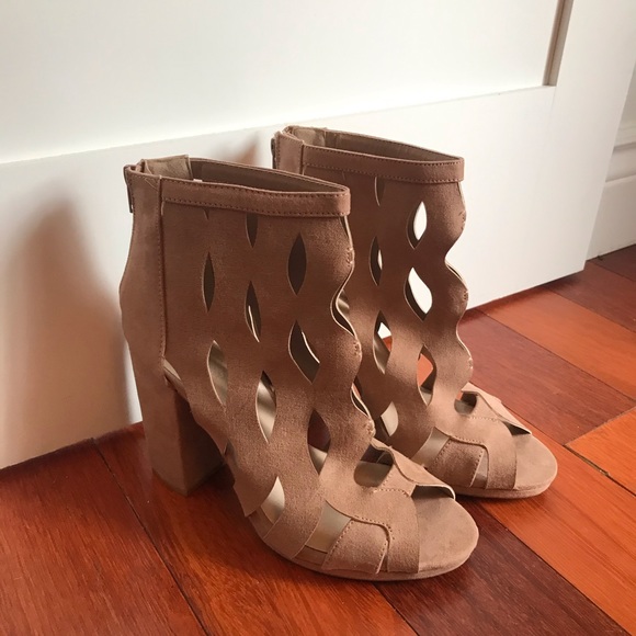 Charlotte Russe Light Pink Heels - Picture 2 of 8